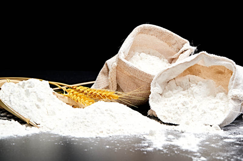 黑色背景上的粗粮荞麦面粉