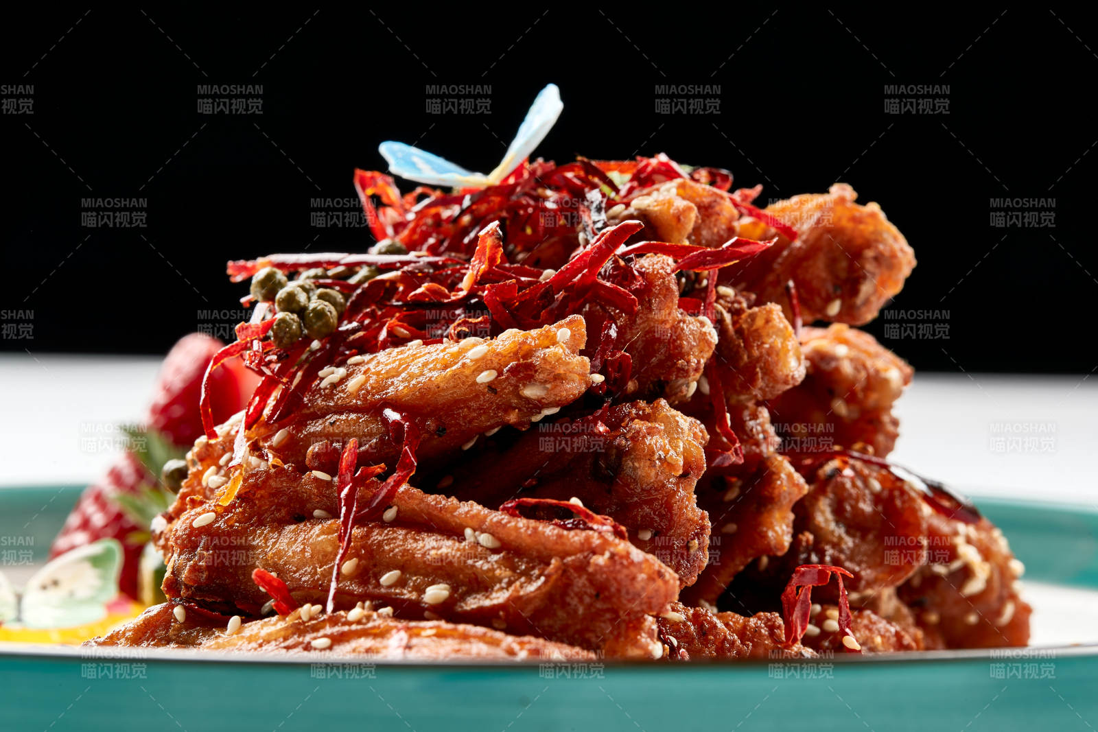 精美瓷餐具装的川味香辣炸鸡翅