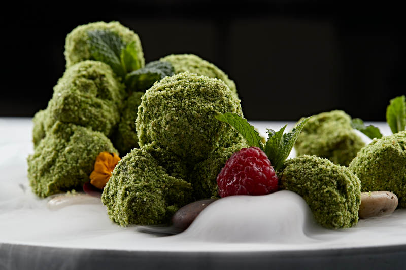 精美餐具装的干冰缭绕的抹茶和牛肉