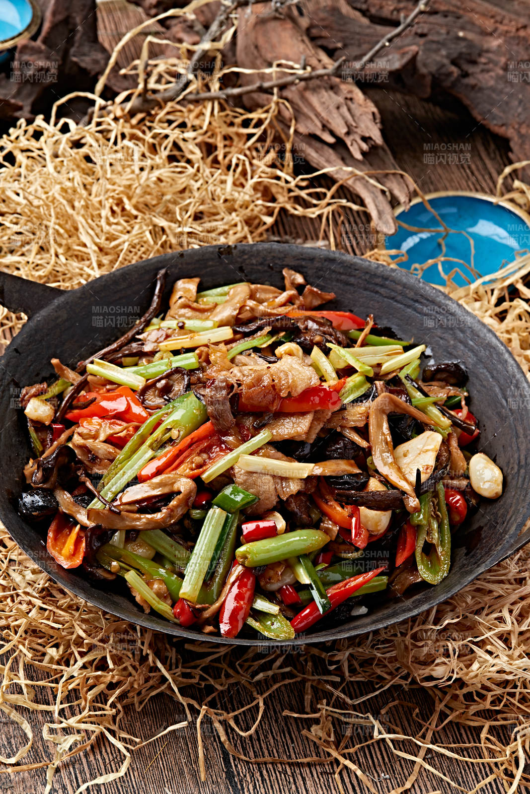 鍋仔香辣雜菌臘肉