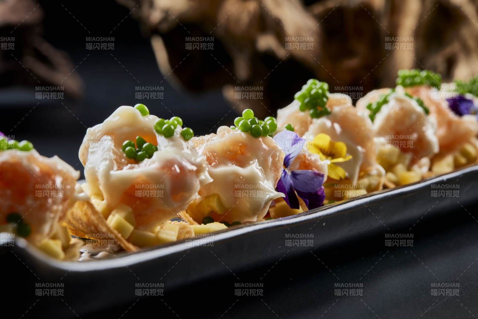 黑色長瓷盤裝的青魚子奶香芝士薯片焗蝦仁