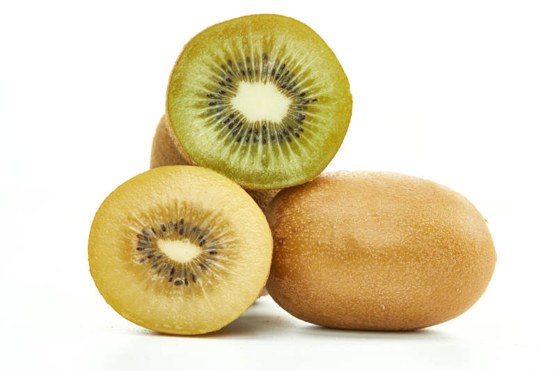 白色背景上摆放的新鲜水嫩猕猴桃