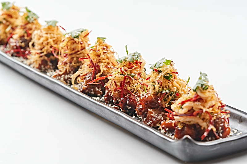 黑石盤裝的香辣干炸牛胸肉