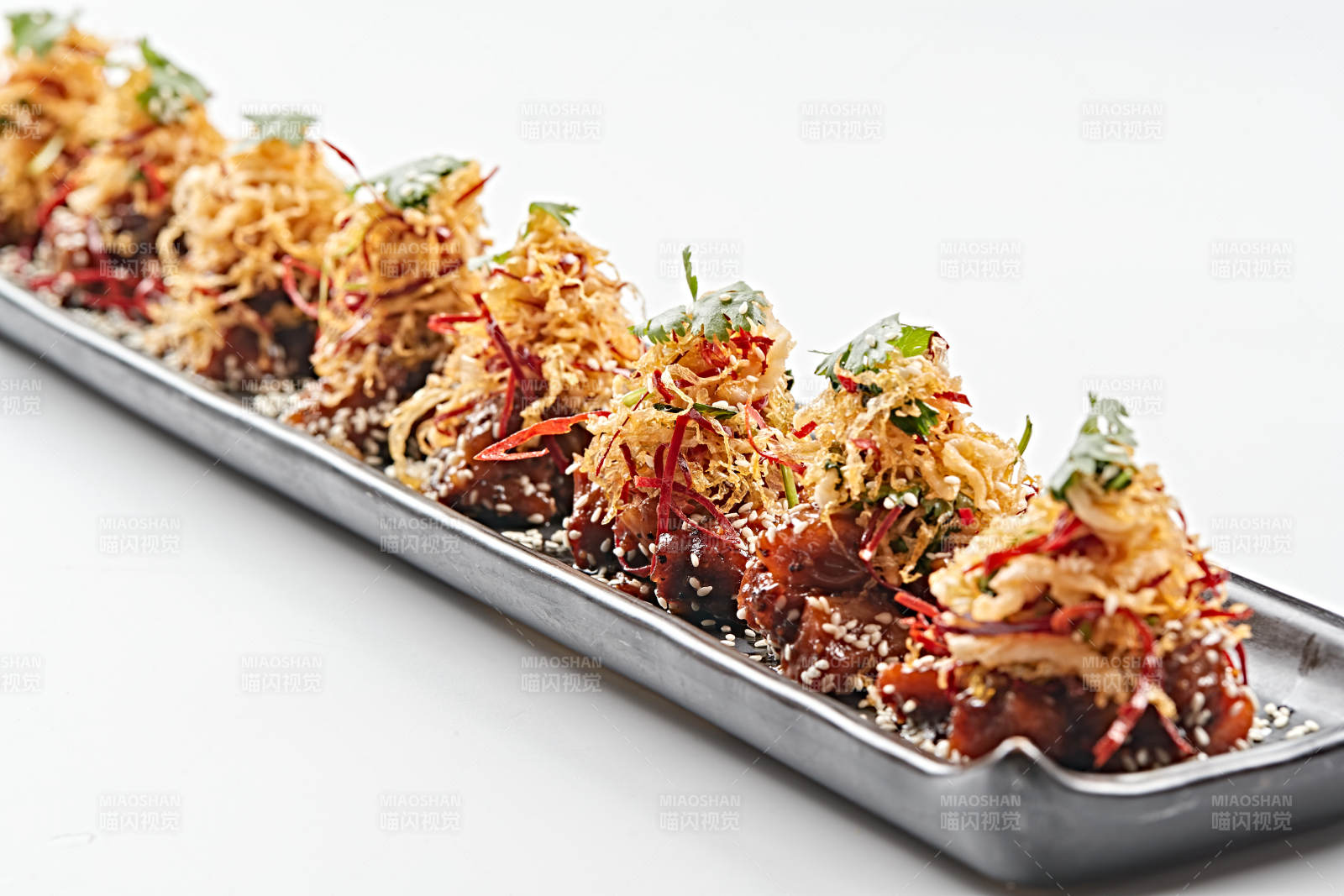 黑石盤裝的香辣干炸牛胸肉