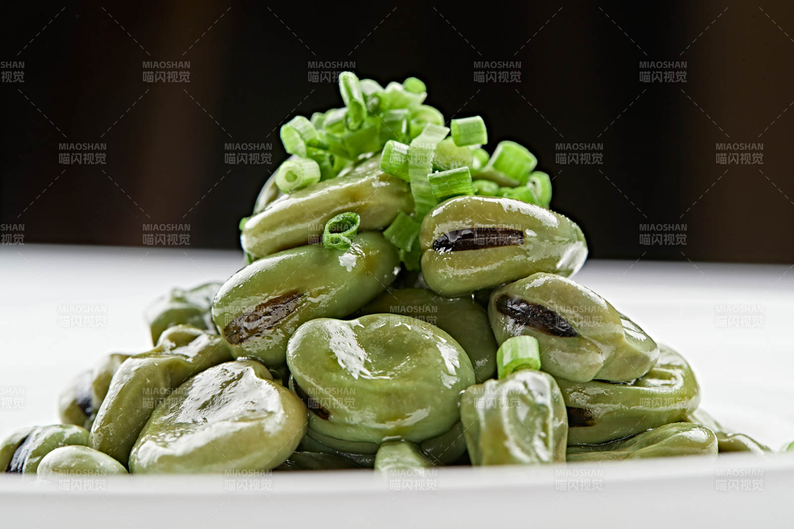 白色瓷盤裝的腌漬蠶豆