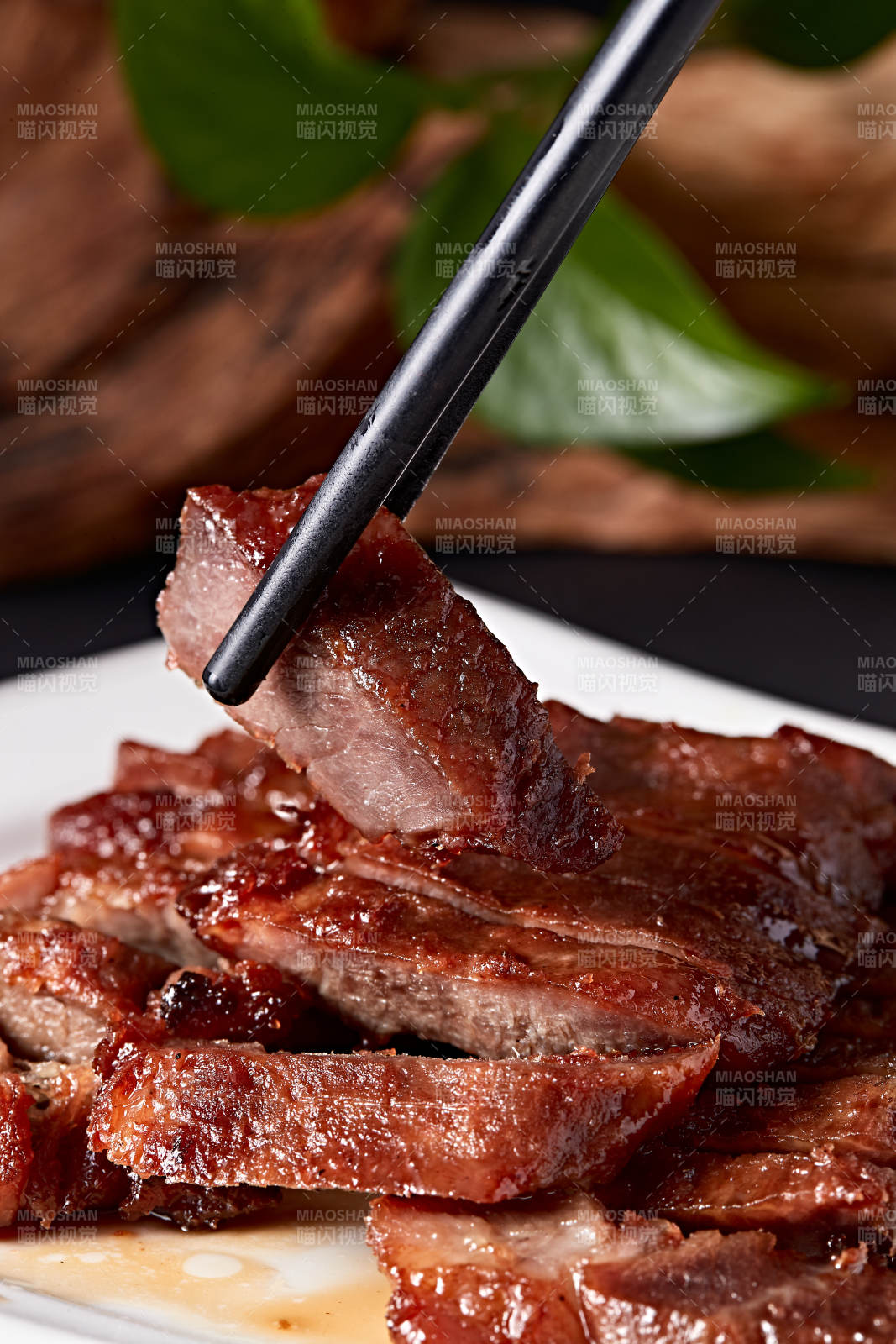 精美餐具装的港式烧腊猪梅肉