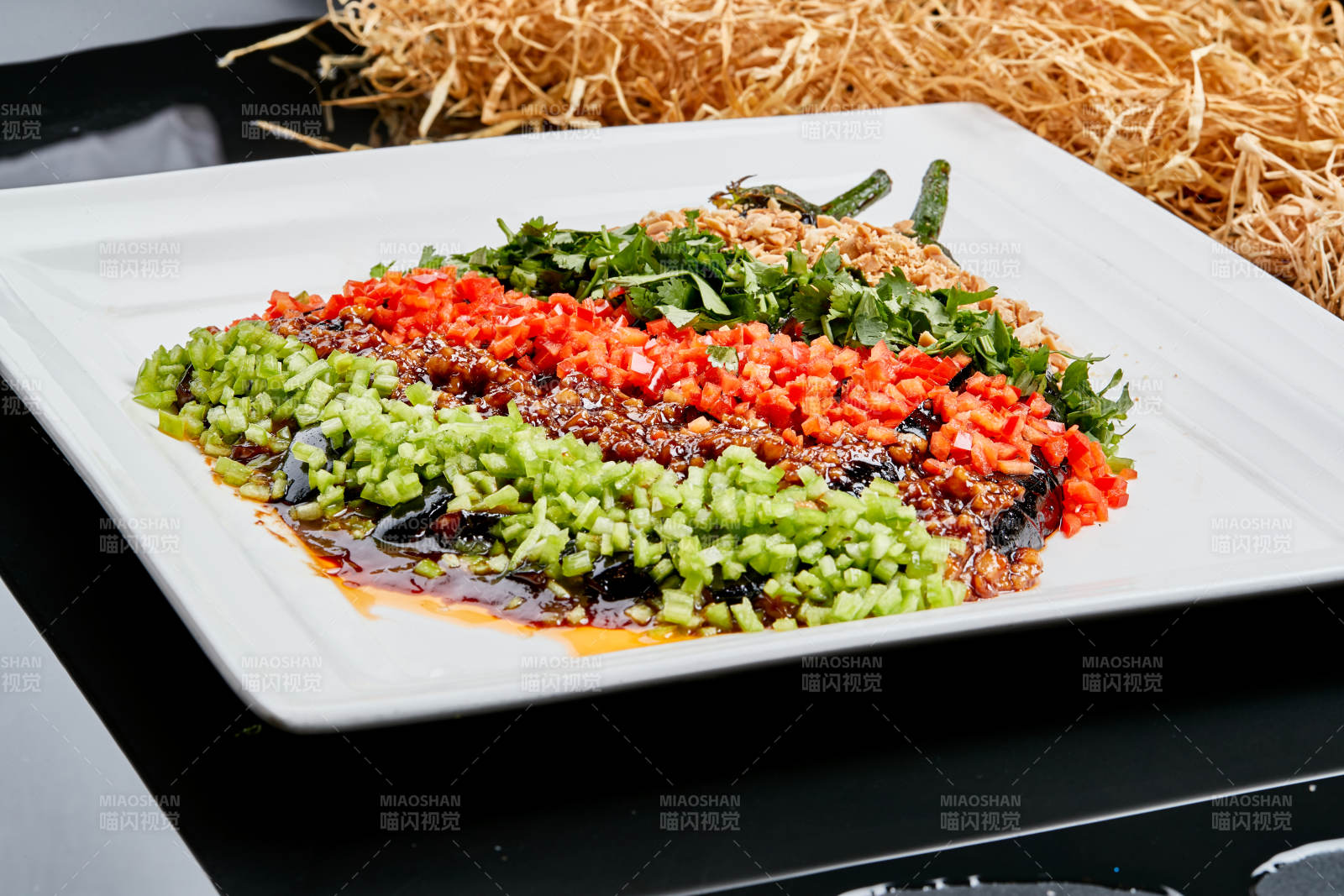 白色瓷盤裝的醬香五色蒜泥茄子