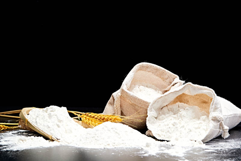 黑色背景上的粗粮荞麦面粉