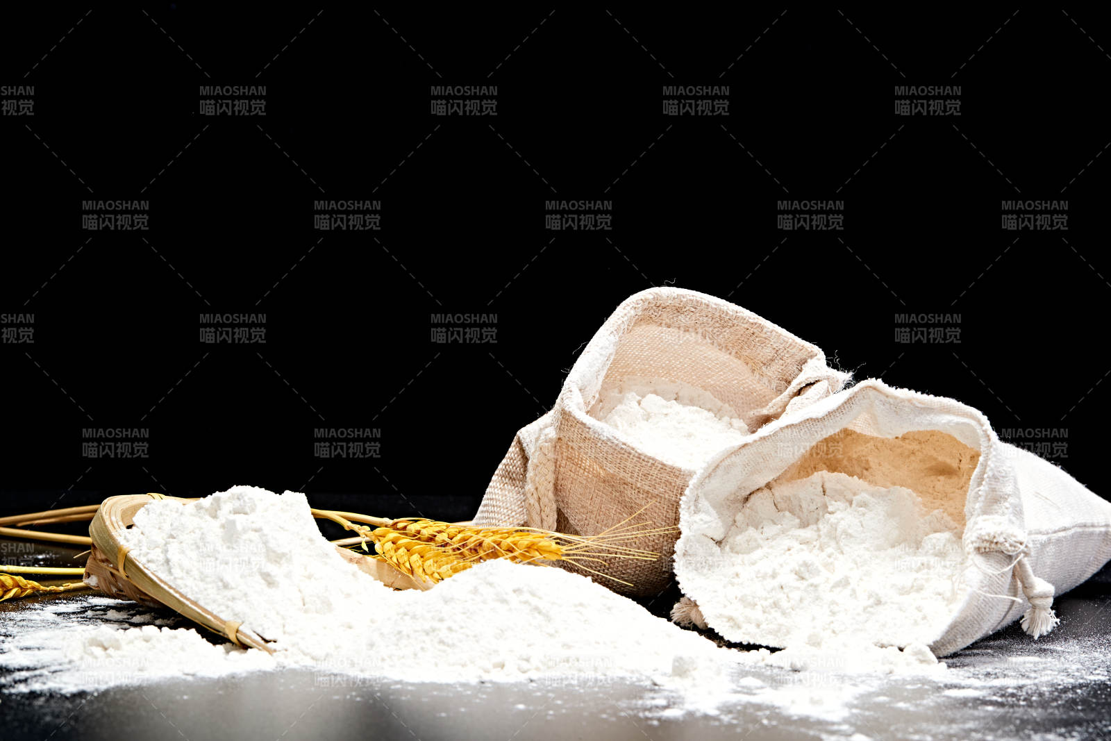 黑色背景上的粗粮荞麦面粉