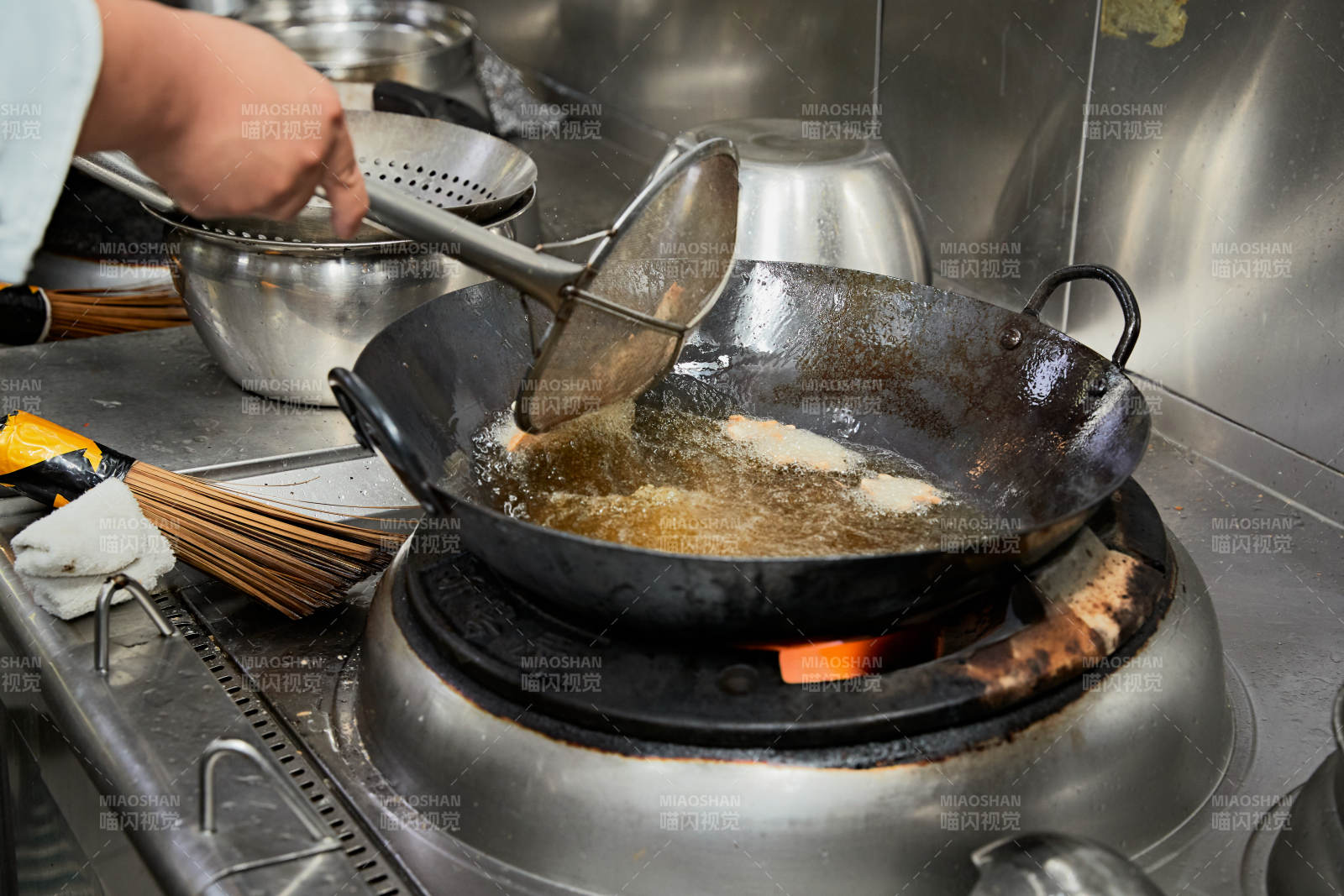 人與食物緊張忙碌的中餐廚房