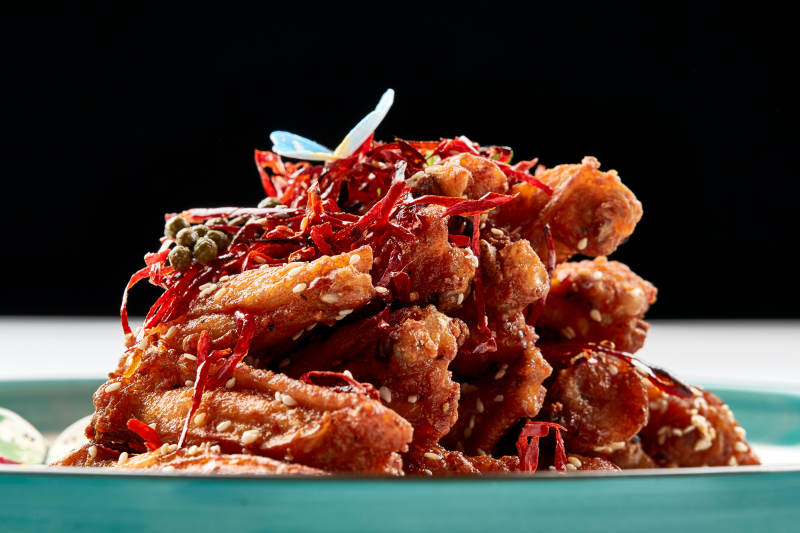 精美瓷餐具装的川味香辣炸鸡翅