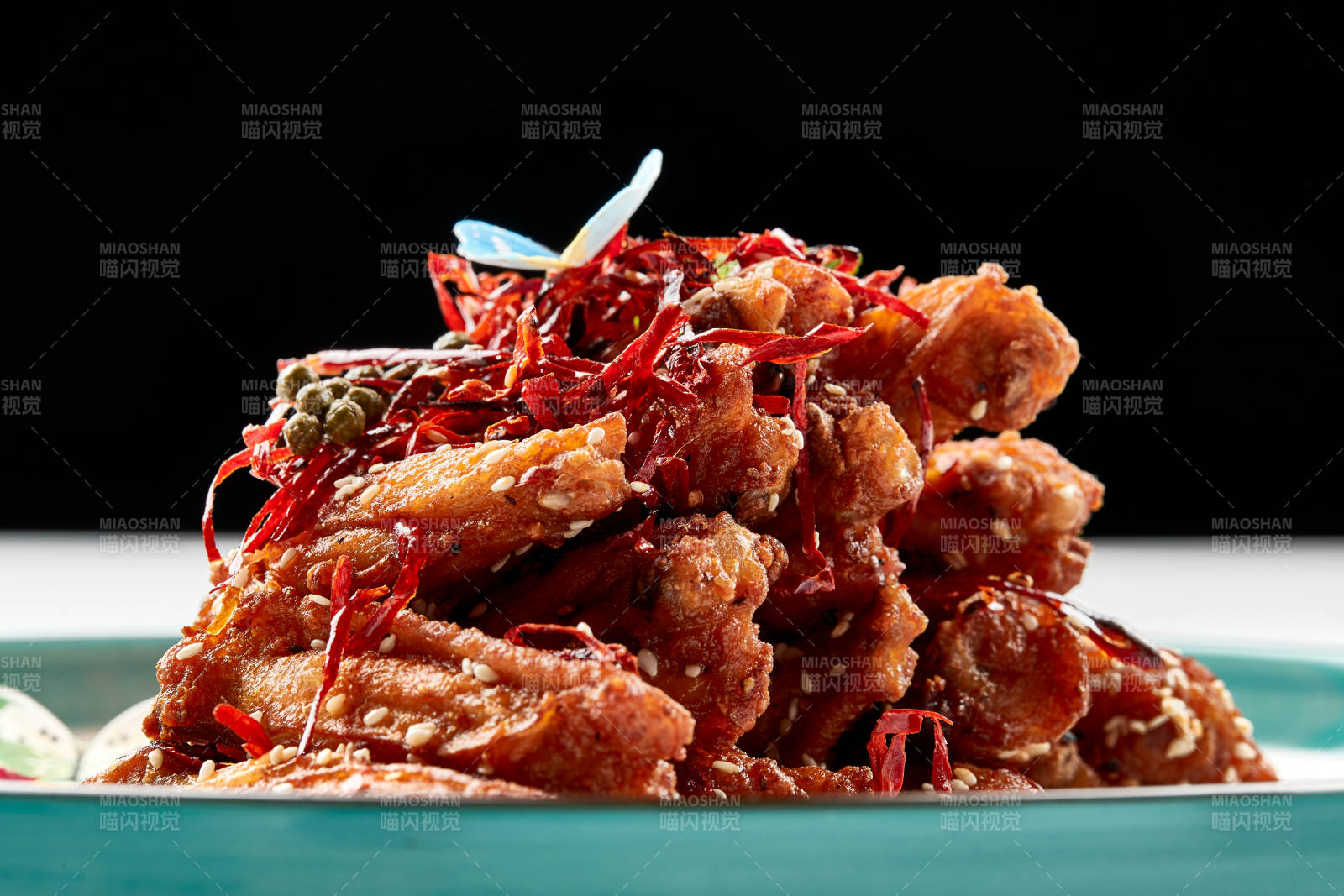 精美瓷餐具装的川味香辣炸鸡翅