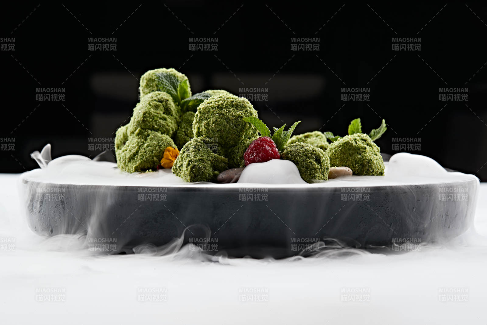 精美餐具装的干冰缭绕的抹茶和牛肉