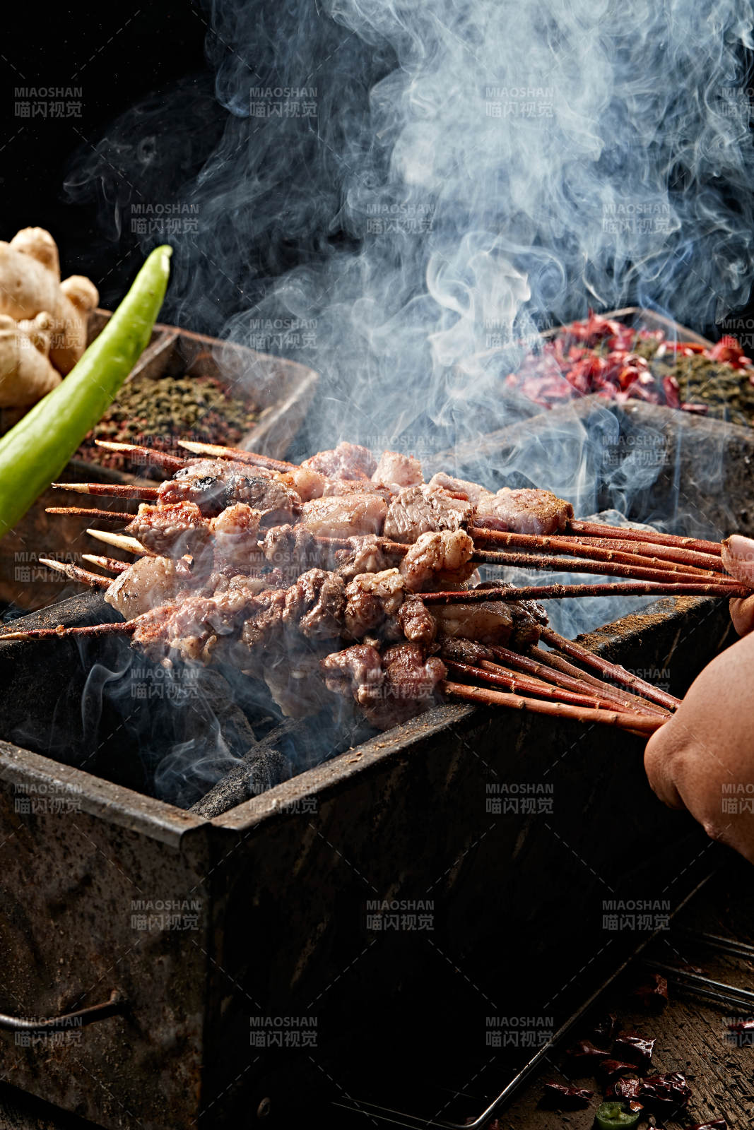 满是烟火气的烤炉上的鲜羊肉新疆红柳大串