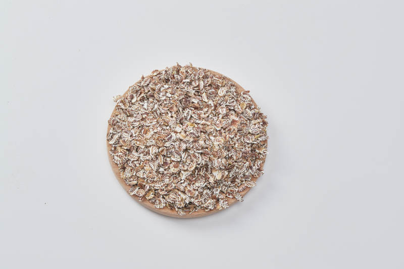 白色背景上的健康低脂黑麦片颗粒