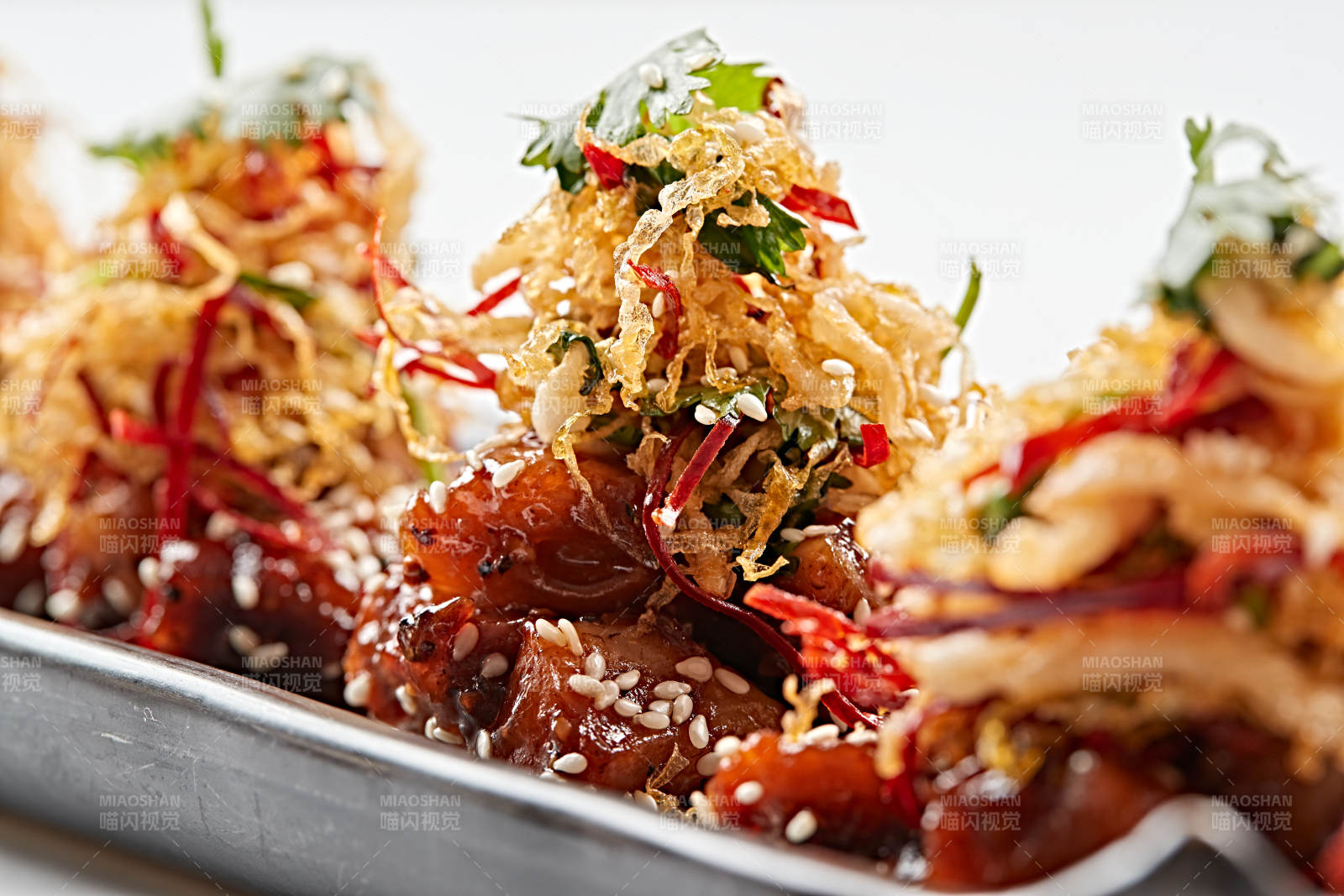 黑石盤裝的香辣干炸牛胸肉