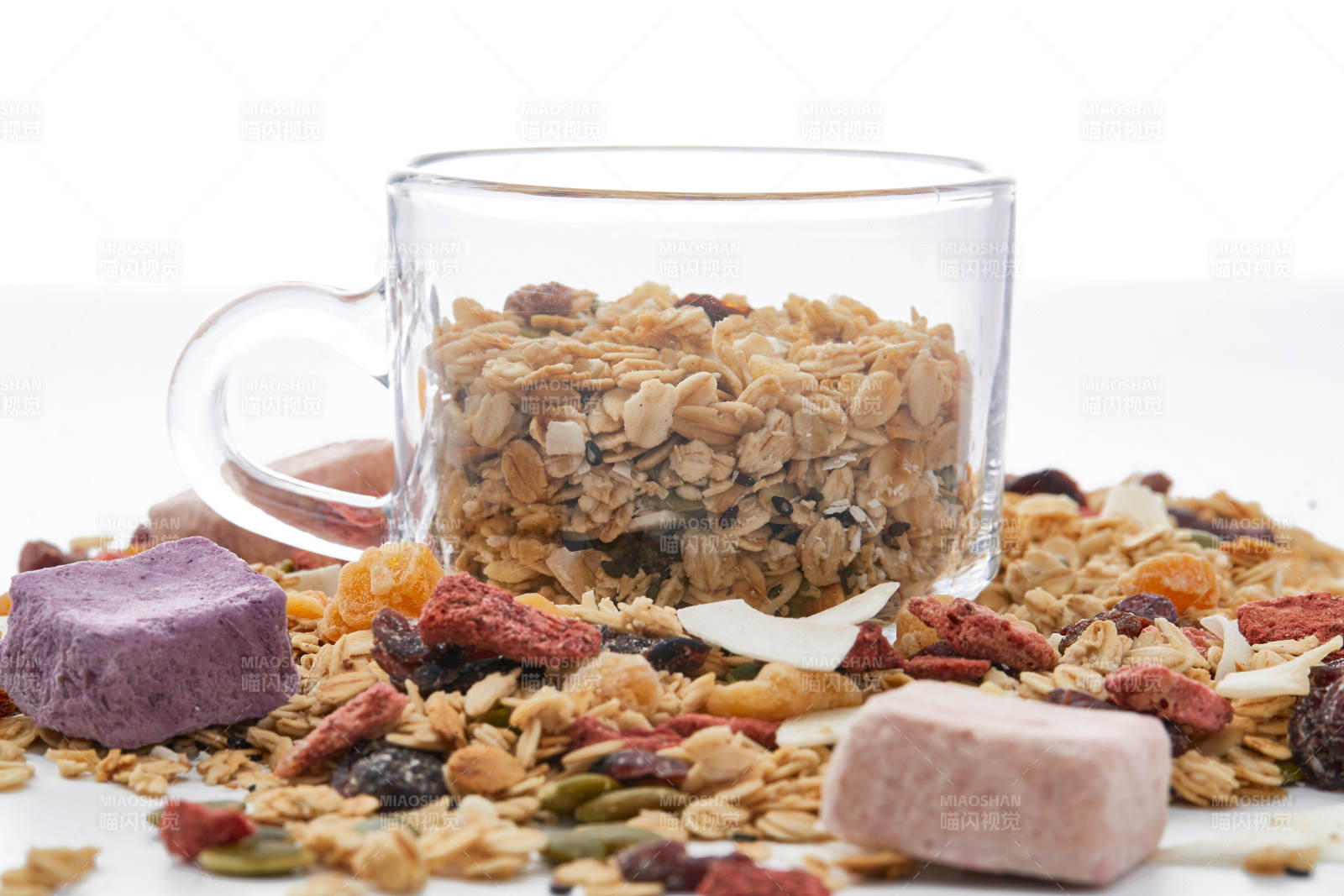 美味健康的营养早餐坚果混合烤燕麦