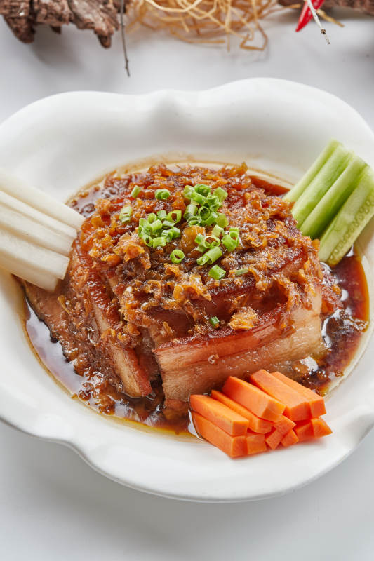 白色瓷餐具装的梅菜扣肉