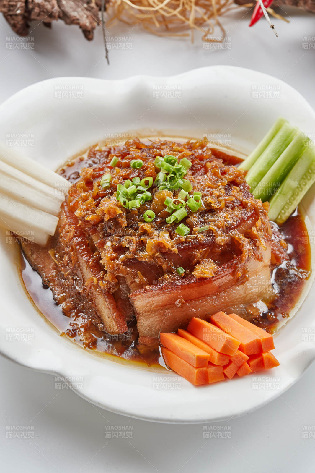 白色瓷餐具装的梅菜扣肉