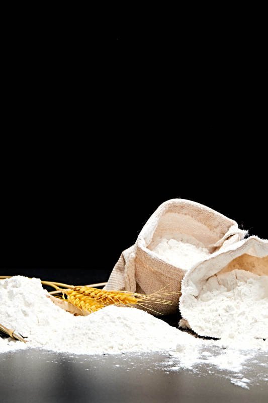 黑色背景上的粗粮荞麦面粉