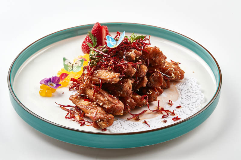 精美瓷餐具装的川味香辣炸鸡翅