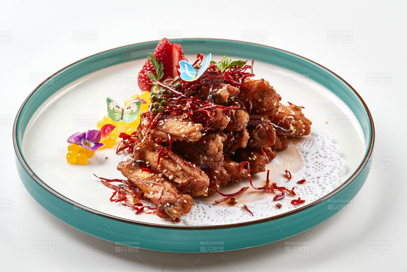 精美瓷餐具装的川味香辣炸鸡翅