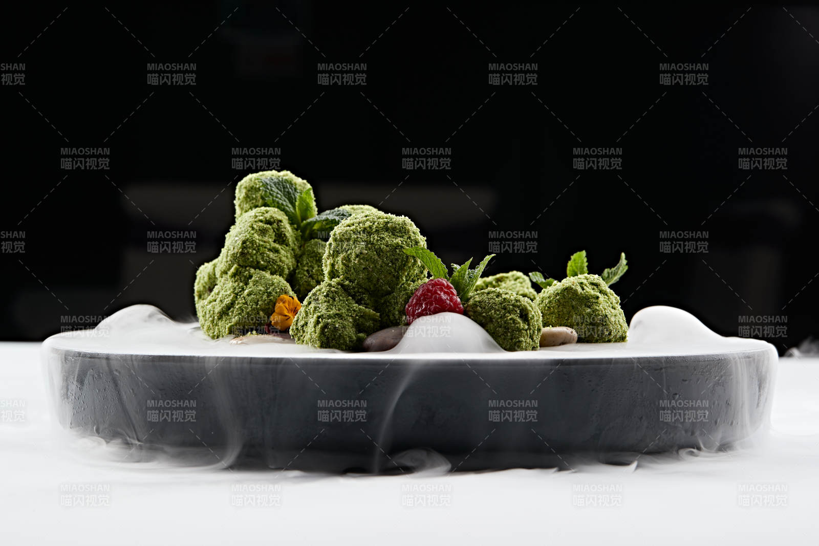 精美餐具装的干冰缭绕的抹茶和牛肉