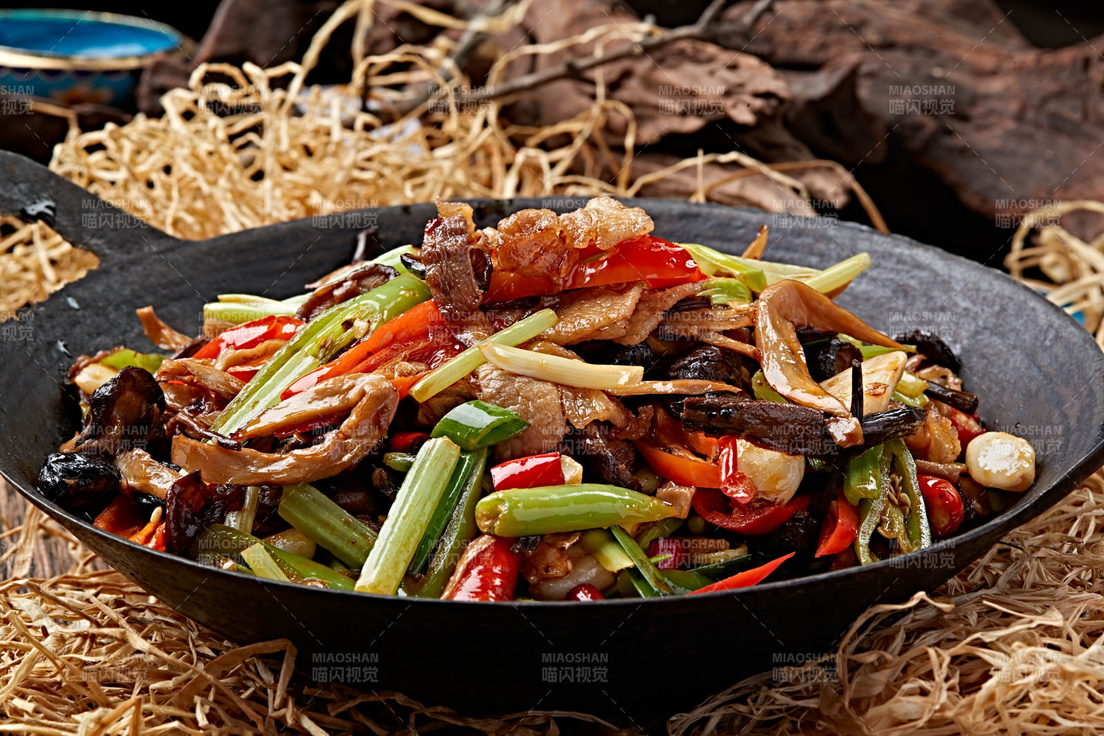 鍋仔香辣雜菌臘肉