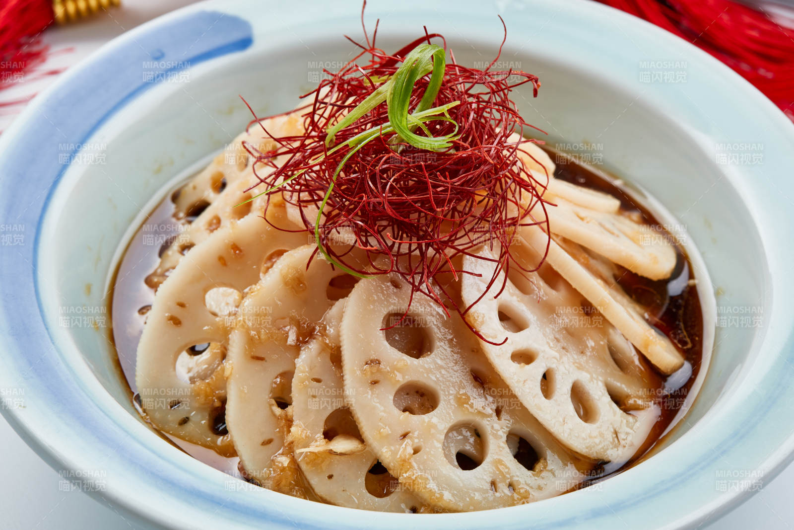 精美瓷餐具装的凉拌藕片