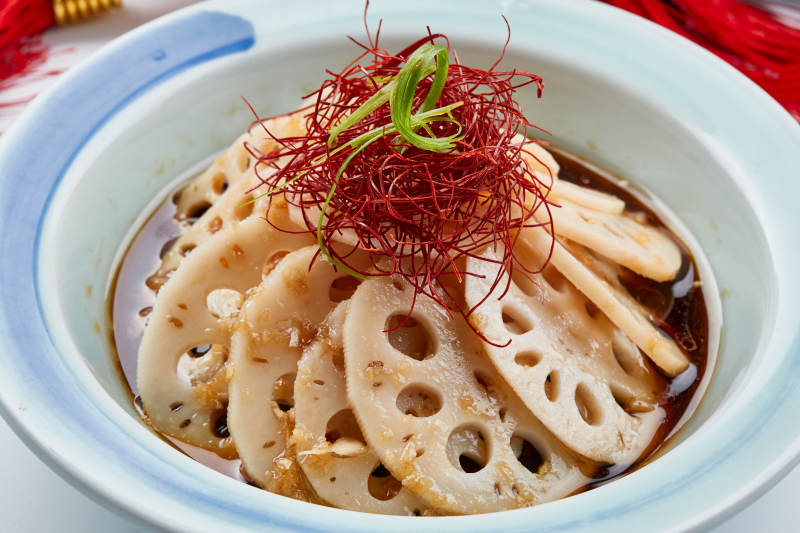 精美瓷餐具装的凉拌藕片