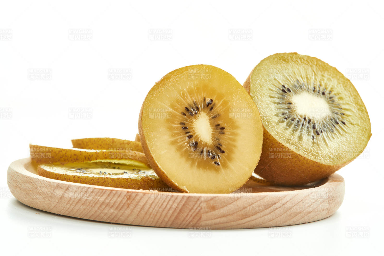 白色背景上摆放的新鲜水嫩猕猴桃