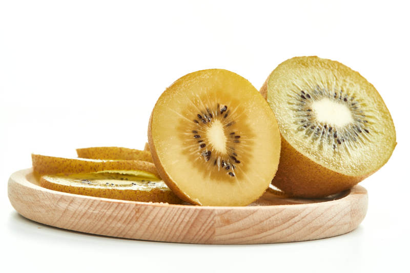 白色背景上摆放的新鲜水嫩猕猴桃