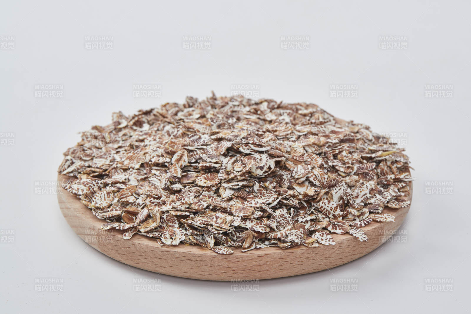 白色背景上的健康低脂黑麥片顆粒