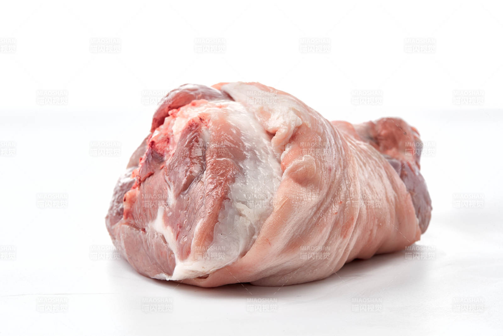 白色背景下的生鲜猪肘子