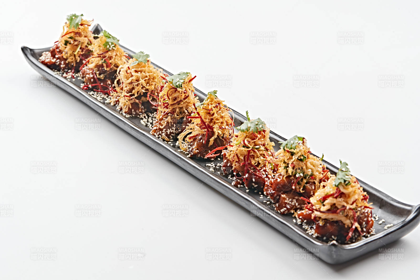 黑色長石盤裝的油炸酸菜豬月牙骨