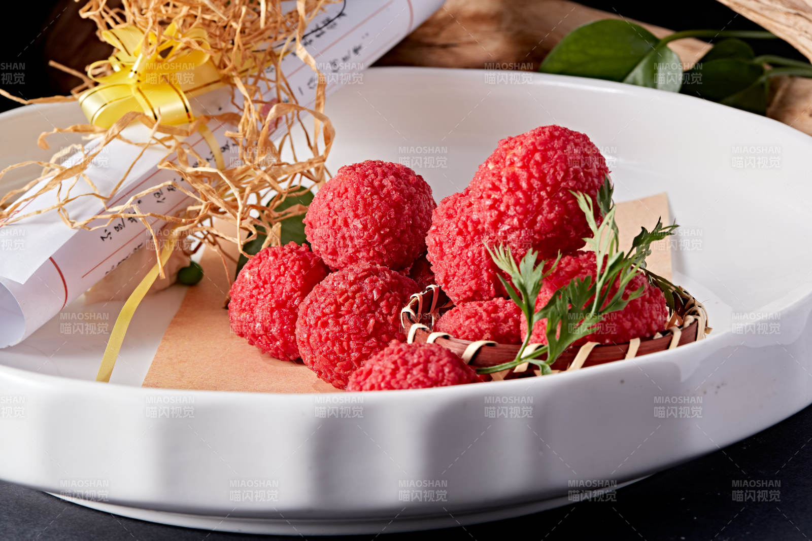 白瓷盤裝的精美擺盤的荔枝大蝦球