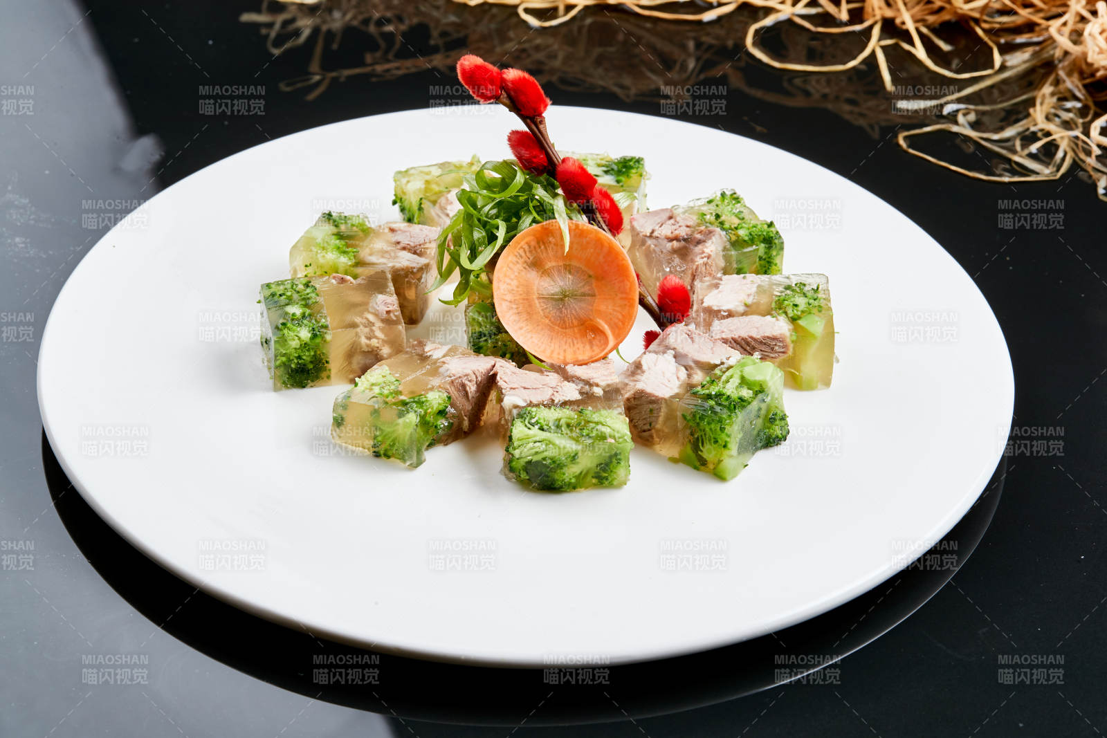 白色瓷盘装的西蓝花牛腱肉皮冻