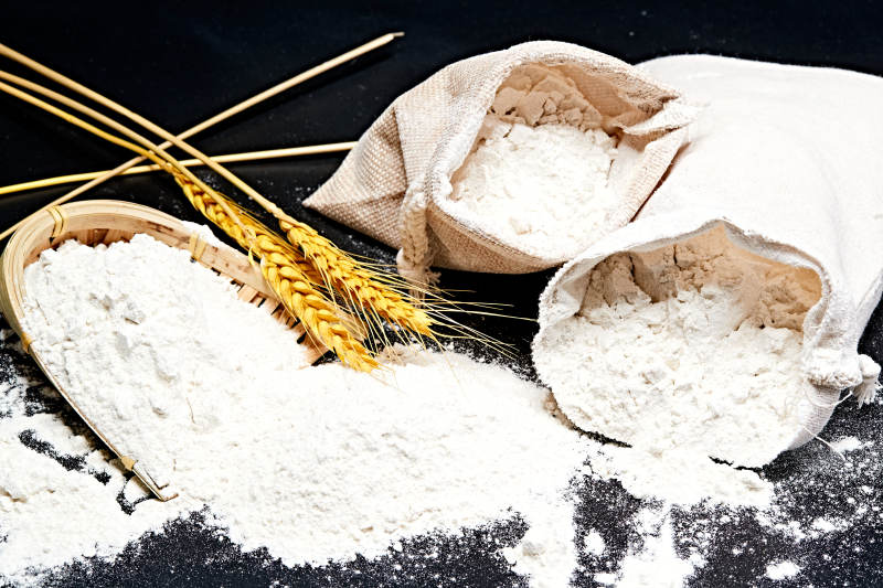 黑色背景上的粗粮荞麦面粉