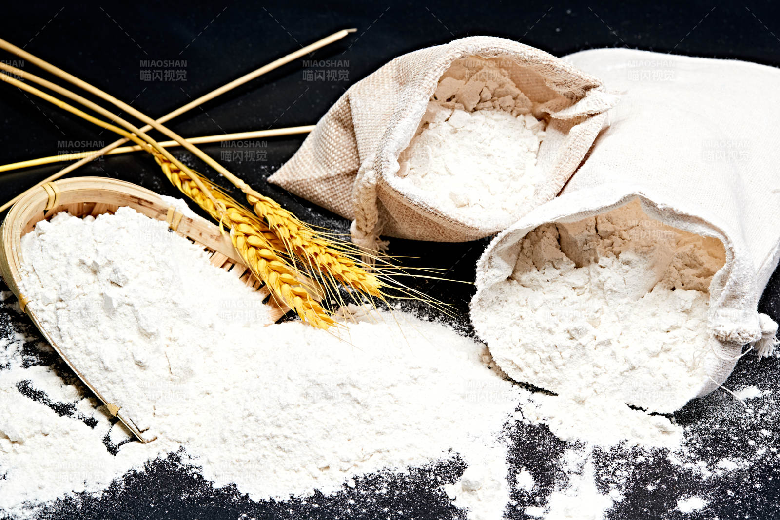 黑色背景上的粗粮荞麦面粉