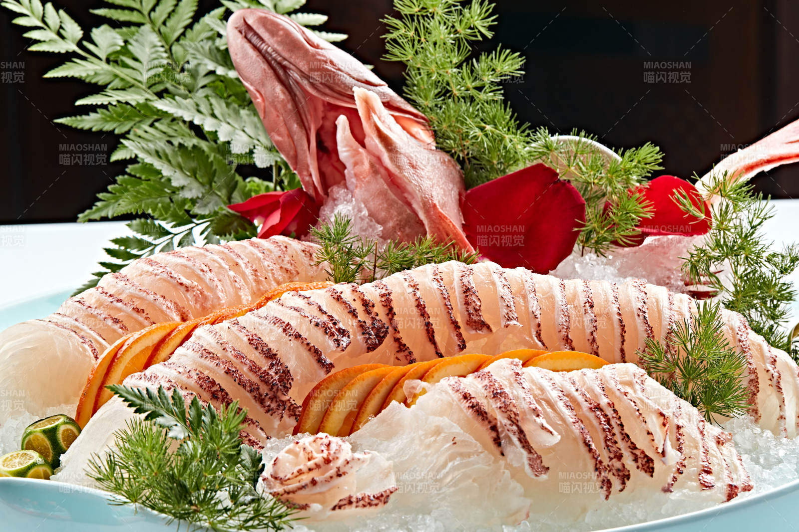 布满碎冰的青色瓷盘装的鲷鱼刺身生鱼片