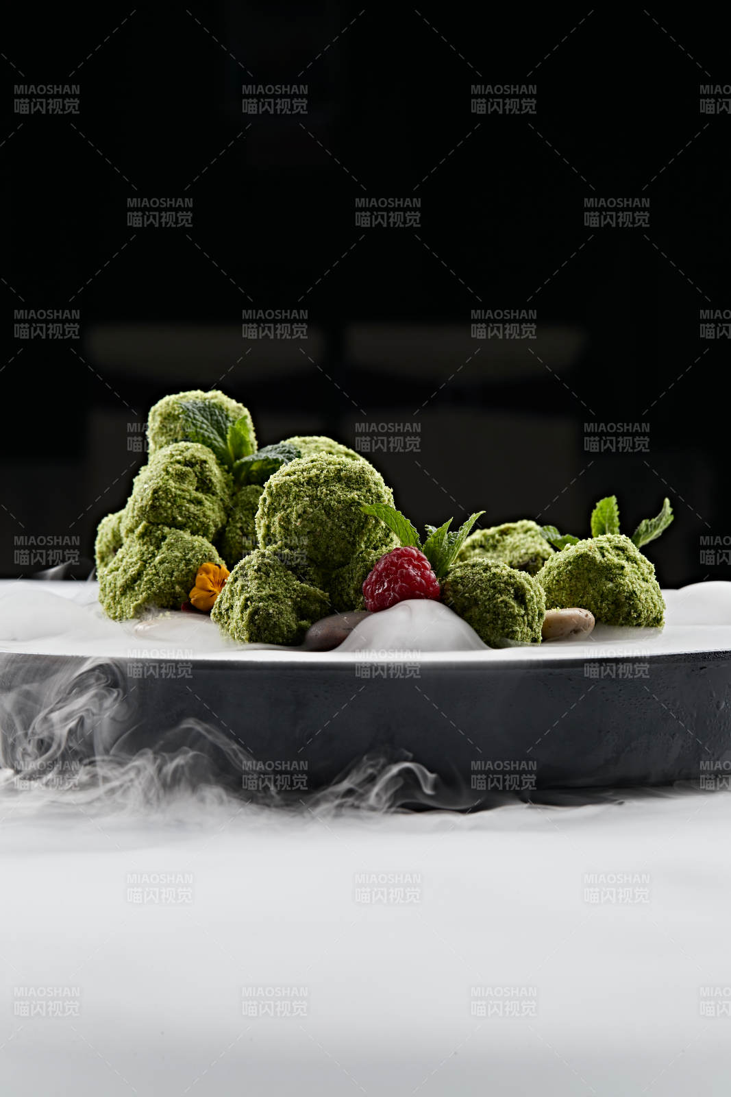 精美餐具装的干冰缭绕的抹茶和牛肉