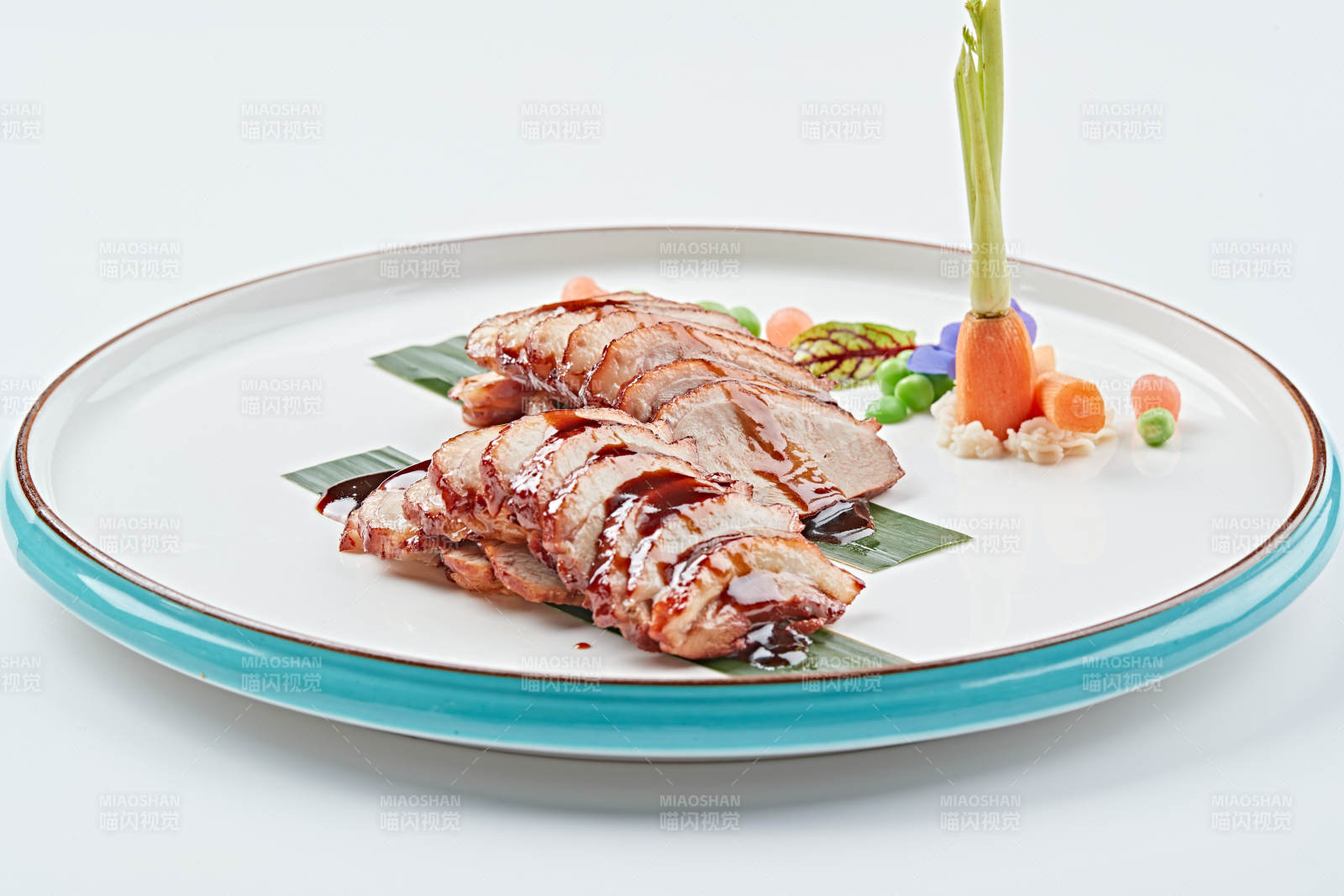 白色瓷盘装的烟熏鸭胸肉切片