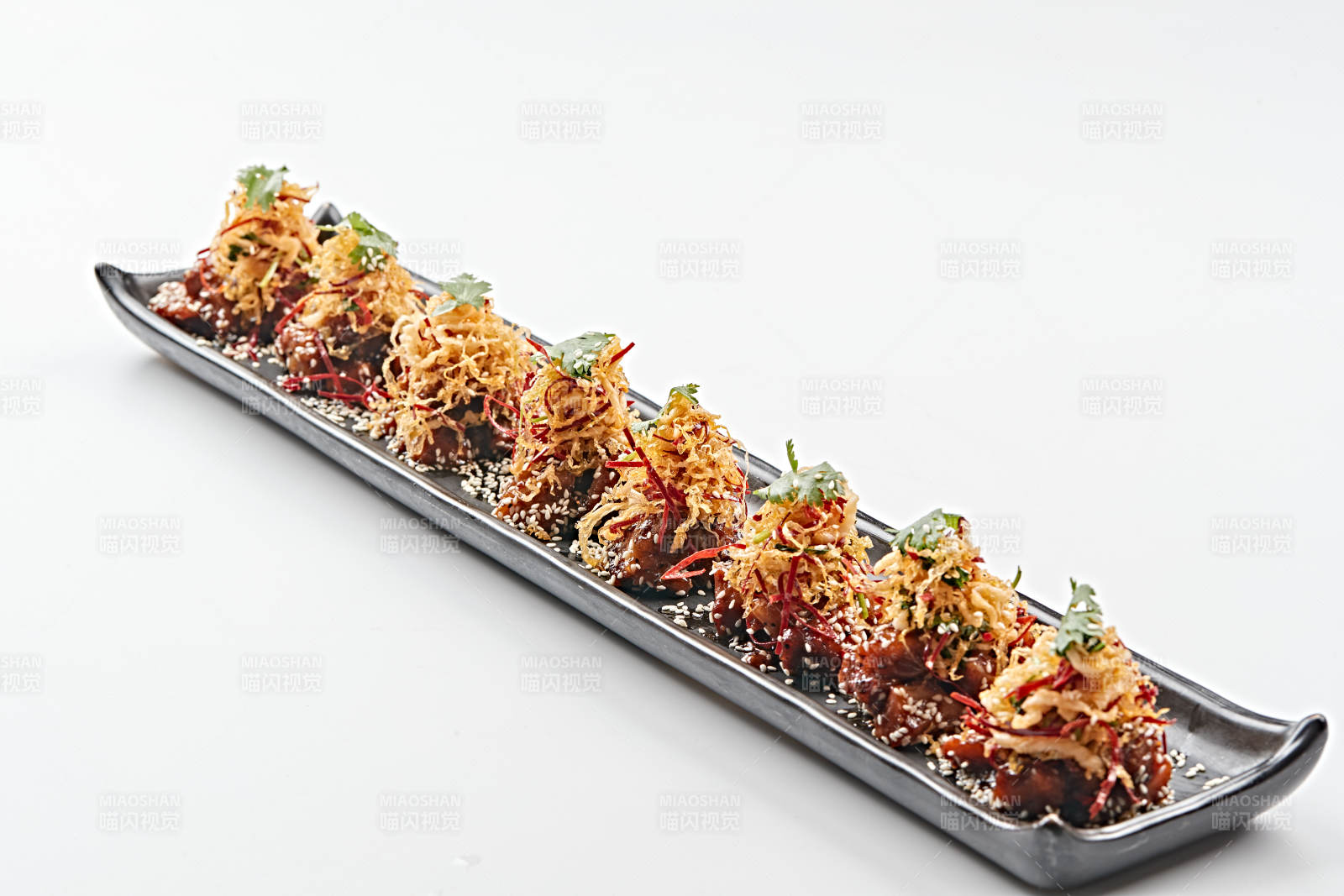 黑色長石盤裝的油炸酸菜豬月牙骨