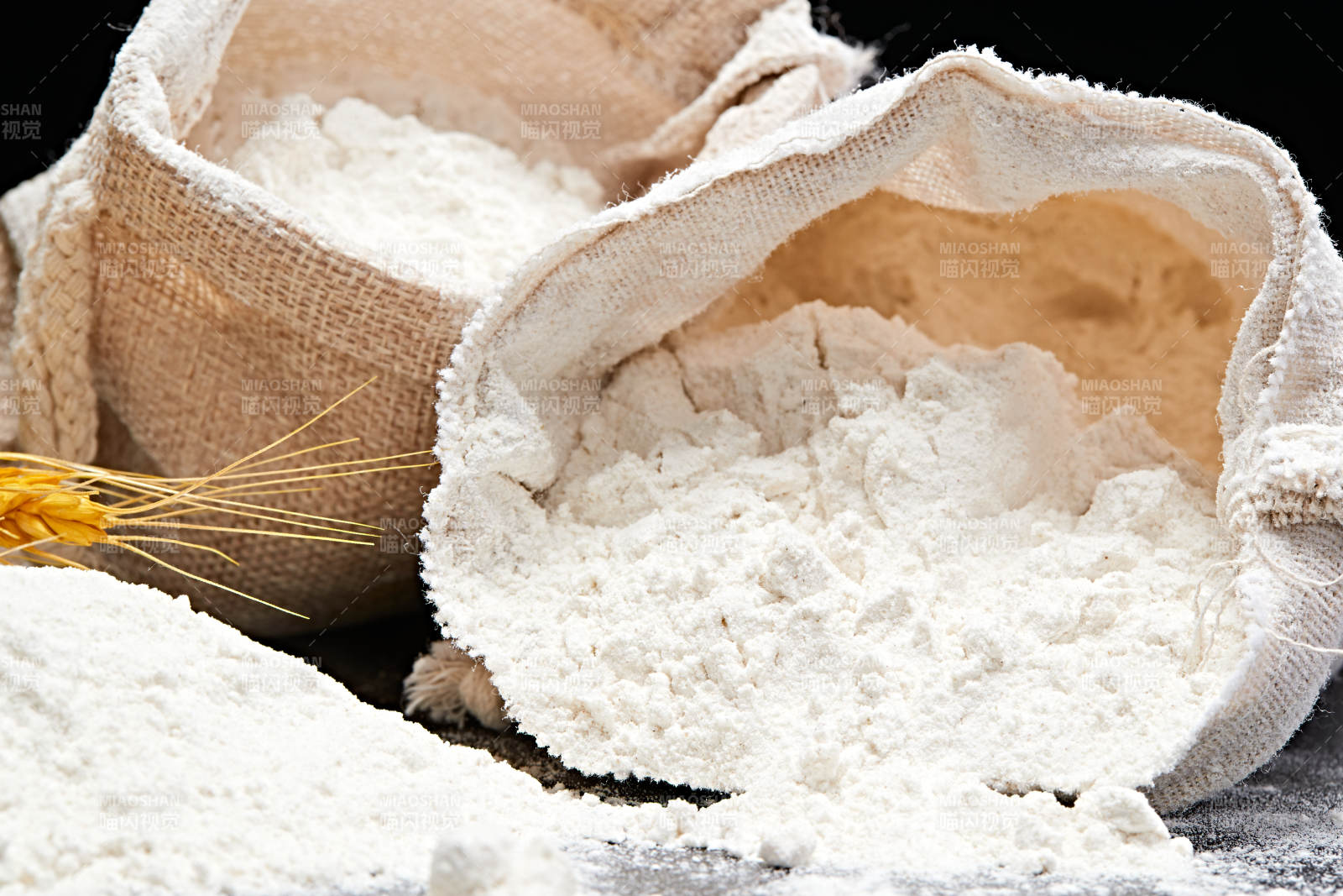 黑色背景上的粗粮荞麦面粉