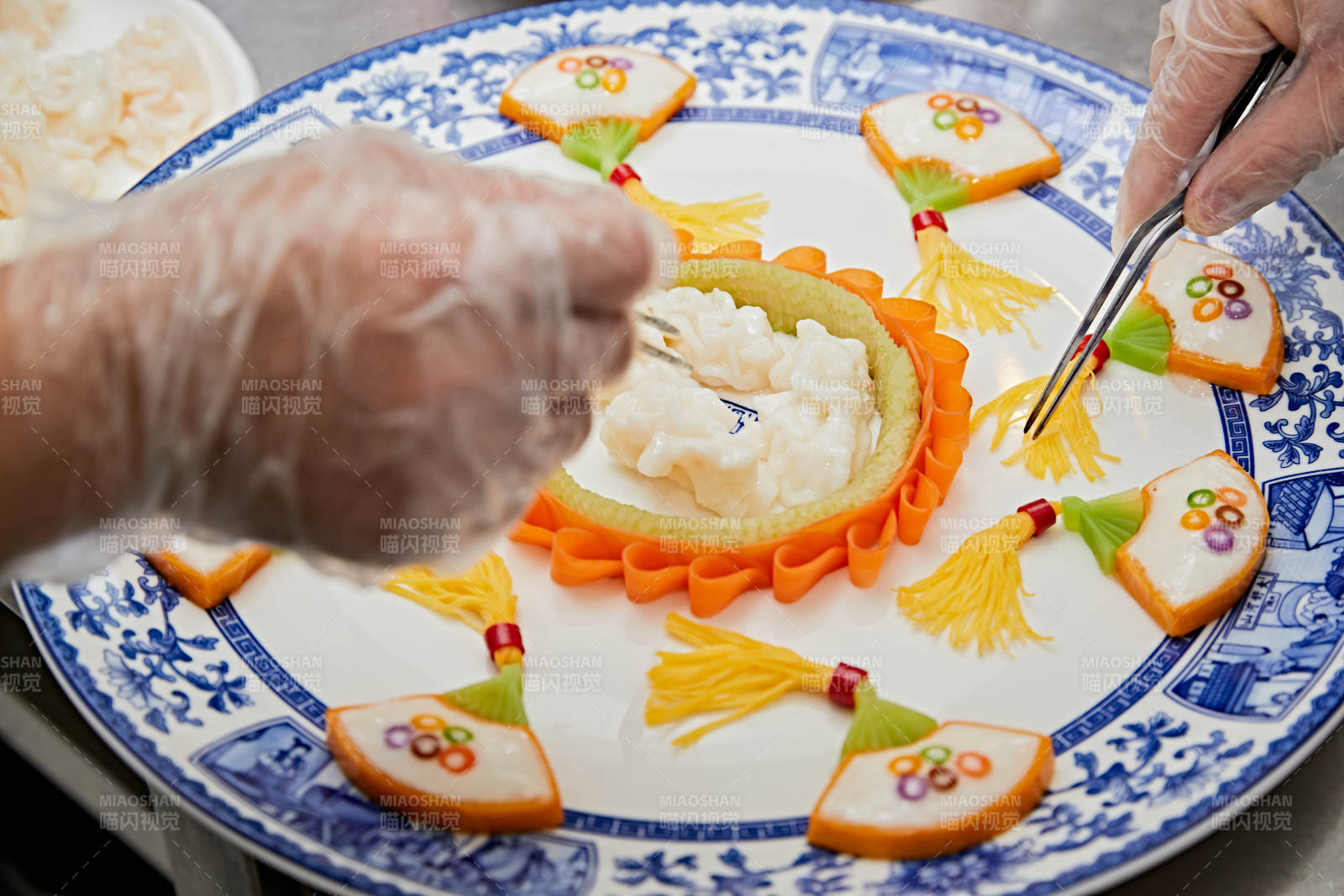 人與食物緊張忙碌的中餐廚房