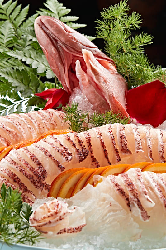 布满碎冰的青色瓷盘装的鲷鱼刺身生鱼片