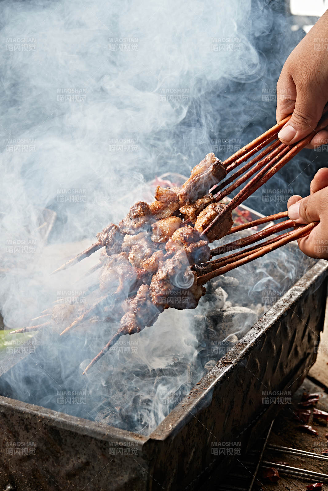 满是烟火气的烤炉上的鲜羊肉新疆红柳大串
