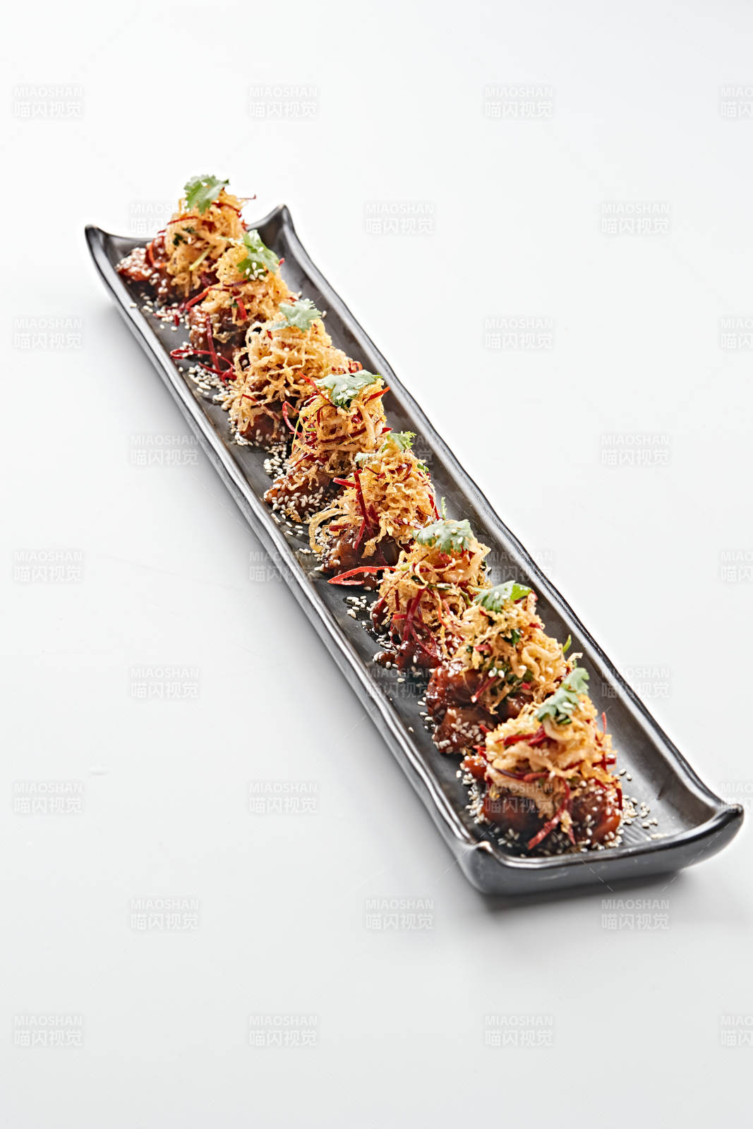 黑色長石盤裝的油炸酸菜豬月牙骨