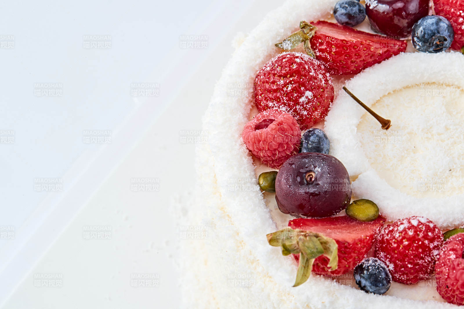 鮮水果椰蓉雪花生日蛋糕