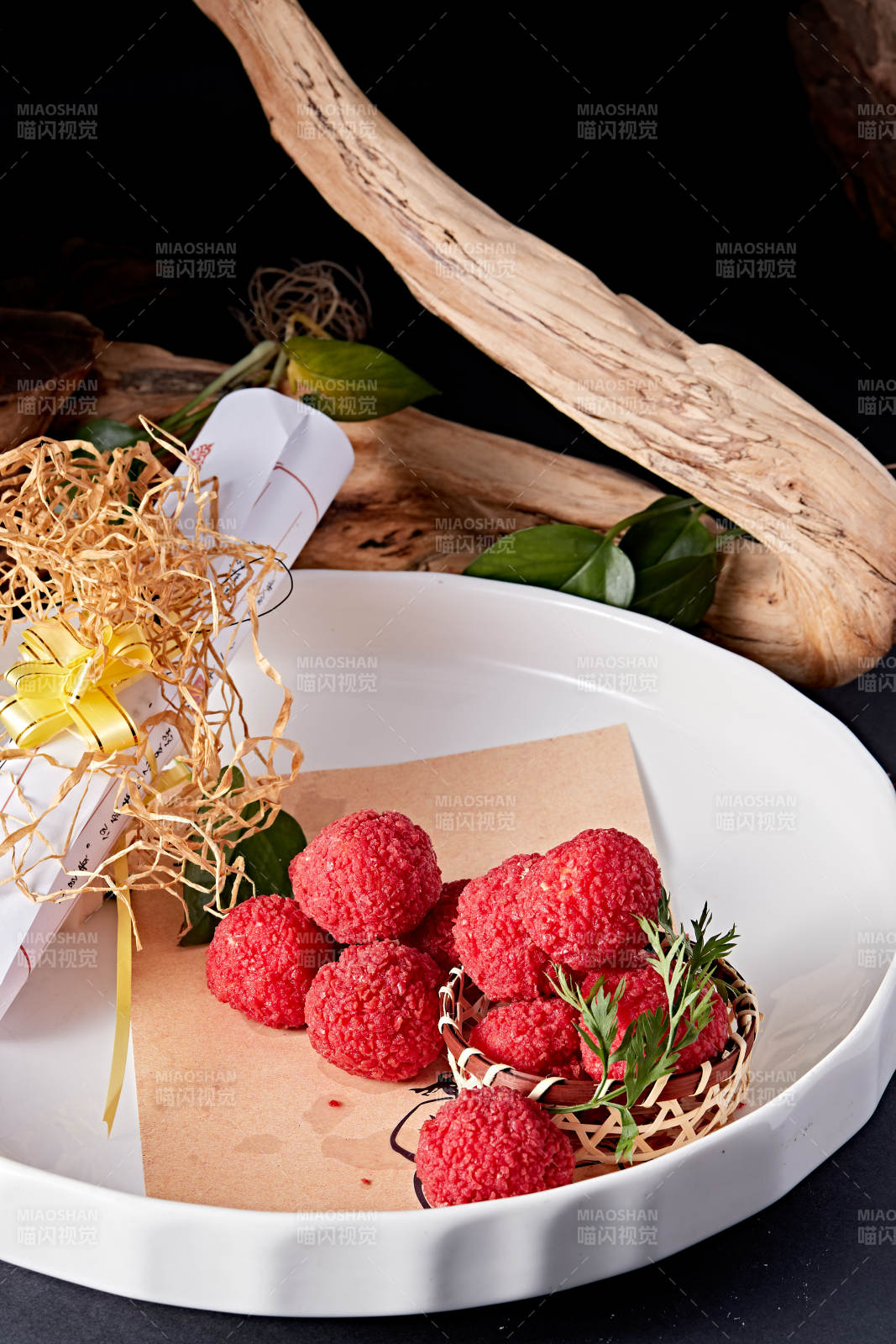 白瓷盤裝的精美擺盤的荔枝大蝦球